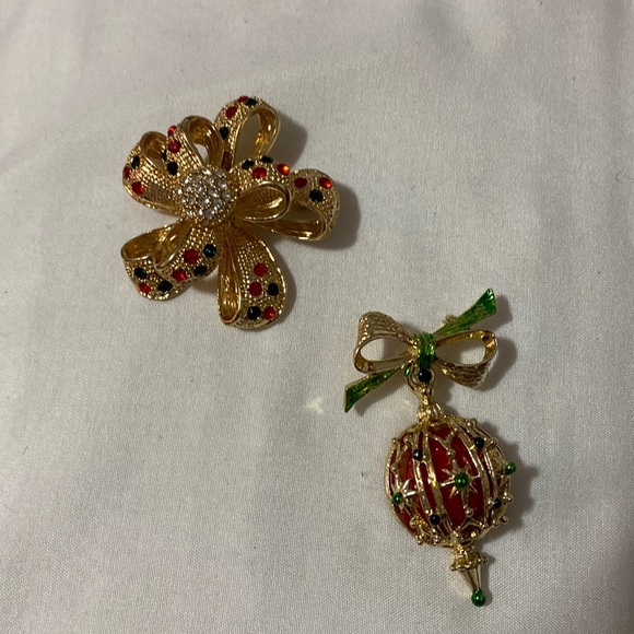 Jewelry - Christmas brooch bundle of 2